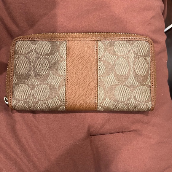 NWT Coach Brown zip wallet - Picture 2 of 5